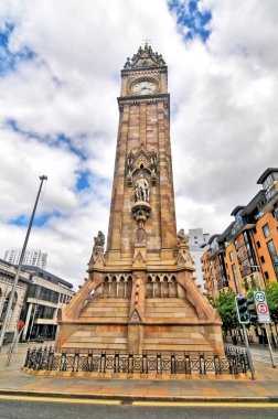 Albert Memorial Saat Kulesi. Kuzey İrlanda, Belfast 'taki Queen' s Square 'de.