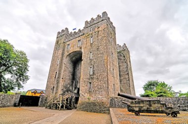 Bunratty Castle  - a large 15th-century tower house in County Clare, Ireland clipart