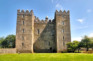 Bunratty Castle  - a large 15th-century tower house in County Clare, Ireland clipart