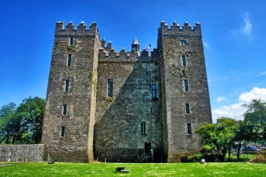 Bunratty Şatosu - İrlanda 'nın Clare ilçesinde büyük bir 15. yüzyıl kulesi.