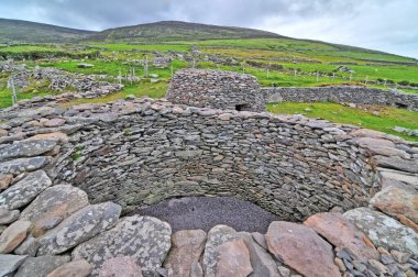 İrlanda 'nın güneybatısındaki Kerry County' deki Dingle Yarımadası 'nda bulunan tarih öncesi Arı Kovanı Kulübeleri.