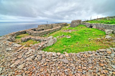 İrlanda 'nın güneybatısındaki Kerry County' deki Dingle Yarımadası 'nda bulunan tarih öncesi Arı Kovanı Kulübeleri.