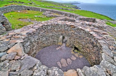 İrlanda 'nın güneybatısındaki Kerry County' deki Dingle Yarımadası 'nda bulunan tarih öncesi Arı Kovanı Kulübeleri.
