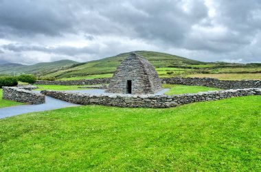 Gallarus Oratory in Sunshine - Dingle Yarımadası, County Kerry, İrlanda 'da bulunan bir şapel.