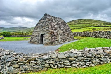 Gallarus Oratory in Sunshine - Dingle Yarımadası, County Kerry, İrlanda 'da bulunan bir şapel.
