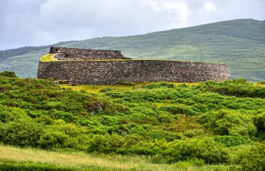 İrlanda 'nın Kerry ilçesinde yer alan Cahergall Taş Çember Kalesi (cashel) ve Ulusal Anıt