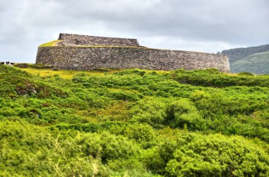 İrlanda 'nın Kerry ilçesinde yer alan Cahergall Taş Çember Kalesi (cashel) ve Ulusal Anıt