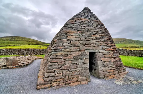 Gallarus Oratory in Sunshine - Dingle Yarımadası, County Kerry, İrlanda 'da bulunan bir şapel.