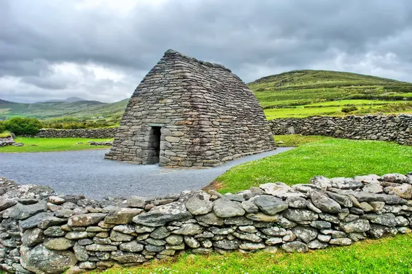 Gallarus Oratory in Sunshine - Dingle Yarımadası, County Kerry, İrlanda 'da bulunan bir şapel.