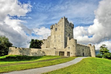 Ross Castle, Killarney 'deki Lough Leane' in köşesindeki 15. yüzyıldan kalma bir kule. 