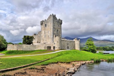 Ross Castle, Killarney 'deki Lough Leane' in köşesindeki 15. yüzyıldan kalma bir kule. 