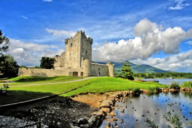 Ross Castle, Killarney 'deki Lough Leane' in köşesindeki 15. yüzyıldan kalma bir kule. 