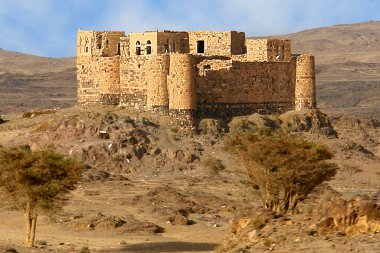     Yemen arazisindeki eski savunma kaleleri                           