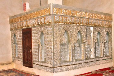  Kraliçe Arwa bint Ahmad Al-Sulayhi ya da Kraliçe Arwa Camii, Jibla, Yemen 'deki tarihi bir cami..                              