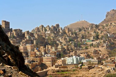     Manakha şehrinin dağlardaki manzarası, Yemen                           