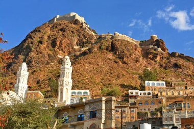    El-Kahire Şatosu, Yemen 'in Taiz kentindeki Sabr Dağı' nın kuzey yamacında yer almaktadır..                            