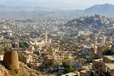  Taiz, Yemen 'in güneybatısında, Yemen Dağlık Bölgesi' nde, liman kenti Mocha 'nın yakınında yer alan bir şehir.                              