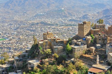    El-Kahire Şatosu, Yemen 'in Taiz kentindeki Sabr Dağı' nın kuzey yamacında yer almaktadır..                            