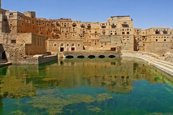     Yemen 'deki Habab' ın eski şehir su deposunun manzarası.                           