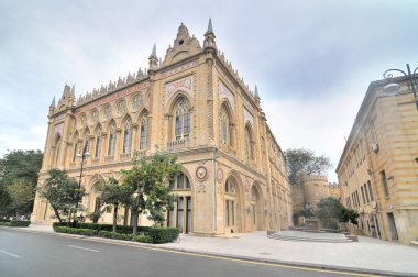 İsmailiyya Sarayı şu anda Azerbaycan Bilimler Akademisi 'nin Başbakanlık Heyeti olarak hizmet veren tarihi bir binadır..