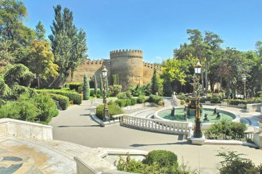        Azerbaycan 'ın başkenti Bakü' nün surları.                        