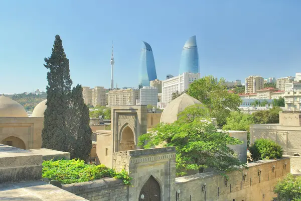 Azerbaycan 'ın başkenti Panorama Shirvanshahs Sarayı' ndan görüldü.                               