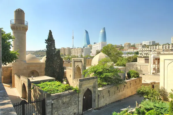 Azerbaycan 'ın başkenti Panorama Shirvanshahs Sarayı' ndan görüldü.                               