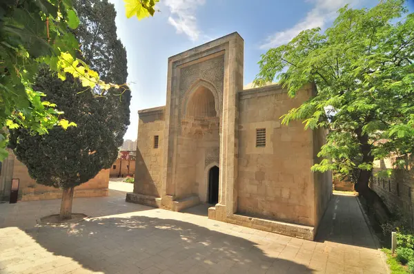     Azerbaycan 'ın Bakü kentindeki Shirvanshahs Sarayı' nda Khalilullah Ana 'nın mezarında.                            