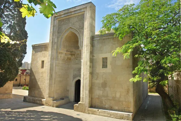     Azerbaycan 'ın Bakü kentindeki Shirvanshahs Sarayı' nda Khalilullah Ana 'nın mezarında.                            