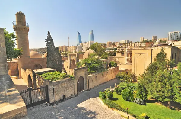     Azerbaycan 'ın Bakü kentindeki Shirvanshahs Sarayı' nda Khalilullah Ana 'nın mezarında.                            