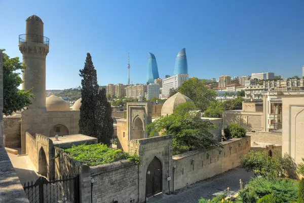     Azerbaycan 'ın Bakü kentindeki Shirvanshahs Sarayı' nda Khalilullah Ana 'nın mezarında.                            