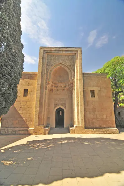     Azerbaycan 'ın Bakü kentindeki Shirvanshahs Sarayı' nda Khalilullah Ana 'nın mezarında.                            