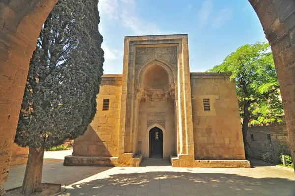     Azerbaycan 'ın Bakü kentindeki Shirvanshahs Sarayı' nda Khalilullah Ana 'nın mezarında.                            