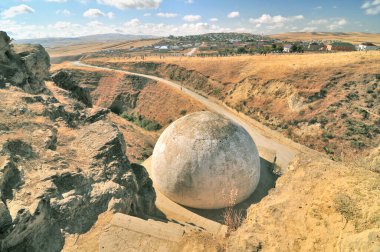   Diri Baba Anıtmezar - Şeyh Diri Baba, Azerbaycan 'ın Gobustan Rayonu' nda yer almaktadır.                             