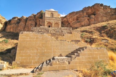  Diri Baba Anıtmezar - Şeyh Diri Baba, Azerbaycan 'ın Gobustan Rayonu' nda yer almaktadır.                             
