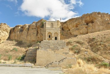   Diri Baba Anıtmezar - Şeyh Diri Baba, Azerbaycan 'ın Gobustan Rayonu' nda yer almaktadır.                             