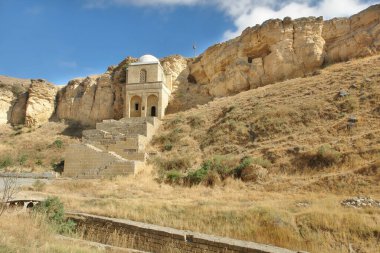   Diri Baba Anıtmezar - Şeyh Diri Baba, Azerbaycan 'ın Gobustan Rayonu' nda yer almaktadır.                             