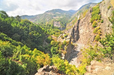 Lahij köyüne giden Azerbaycan dağlarındaki Girdimanchay Nehri.