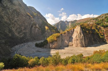 Lahij köyüne giden Azerbaycan dağlarındaki Girdimanchay Nehri.