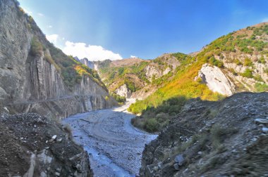 Lahij köyüne giden Azerbaycan dağlarındaki Girdimanchay Nehri.