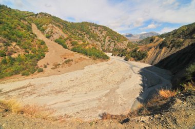 Lahij köyüne giden Azerbaycan dağlarındaki Girdimanchay Nehri.