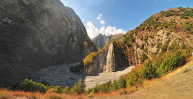 Lahij köyüne giden Azerbaycan dağlarındaki Girdimanchay Nehri.