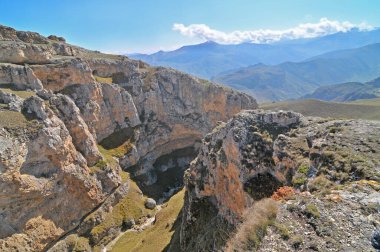 Khinaliq köyüne giden yol Azerbaycan 'ın Quba Bölgesi' ndeki Büyük Kafkaslar 'dan geçiyor.