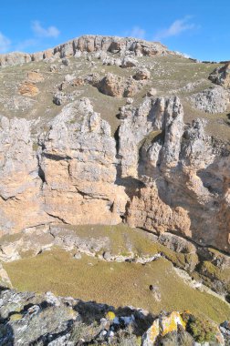 Khinaliq köyüne giden yol Azerbaycan 'ın Quba Bölgesi' ndeki Büyük Kafkaslar 'dan geçiyor.