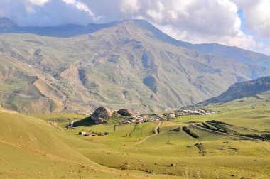 Khinaliq köyüne giden yol Azerbaycan 'ın Quba Bölgesi' ndeki Büyük Kafkaslar 'dan geçiyor.