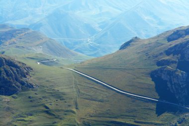 Khinaliq köyüne giden yol Azerbaycan 'ın Quba Bölgesi' ndeki Büyük Kafkaslar 'dan geçiyor.