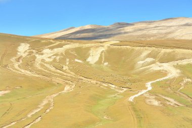 Khinaliq köyüne giden yol Azerbaycan 'ın Quba Bölgesi' ndeki Büyük Kafkaslar 'dan geçiyor.