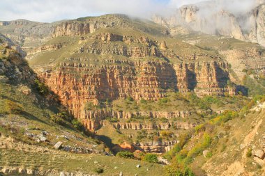 Khinaliq köyüne giden yol Azerbaycan 'ın Quba Bölgesi' ndeki Büyük Kafkaslar 'dan geçiyor.