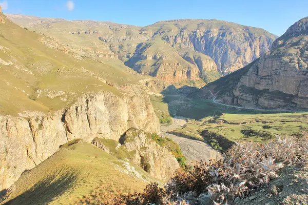 Khinaliq köyüne giden yol Azerbaycan 'ın Quba Bölgesi' ndeki Büyük Kafkaslar 'dan geçiyor.