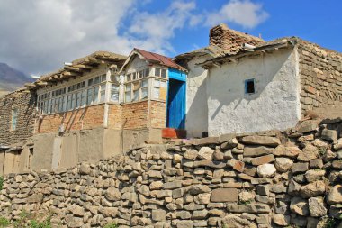 Xinaliq 'in uzak köyü Azerbaycan' ın Quba bölgesindeki Büyük Kafkaslar boyunca uzanan bir tepenin üzerinde yer almaktadır.                               